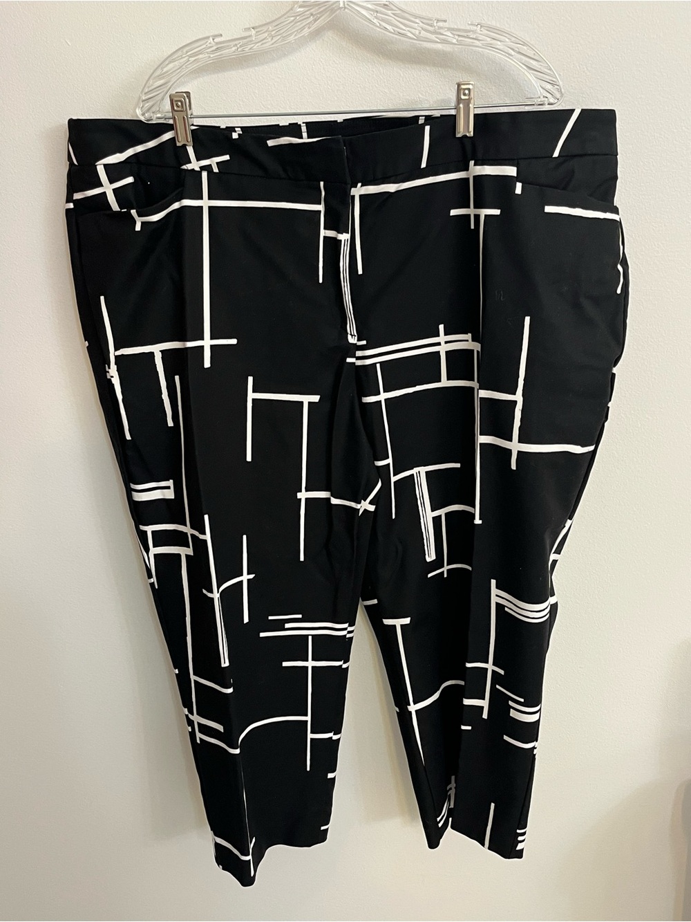 Like New! Investments Women’s Size 24 Black/White Crop Pants w/ Geometric Stripe